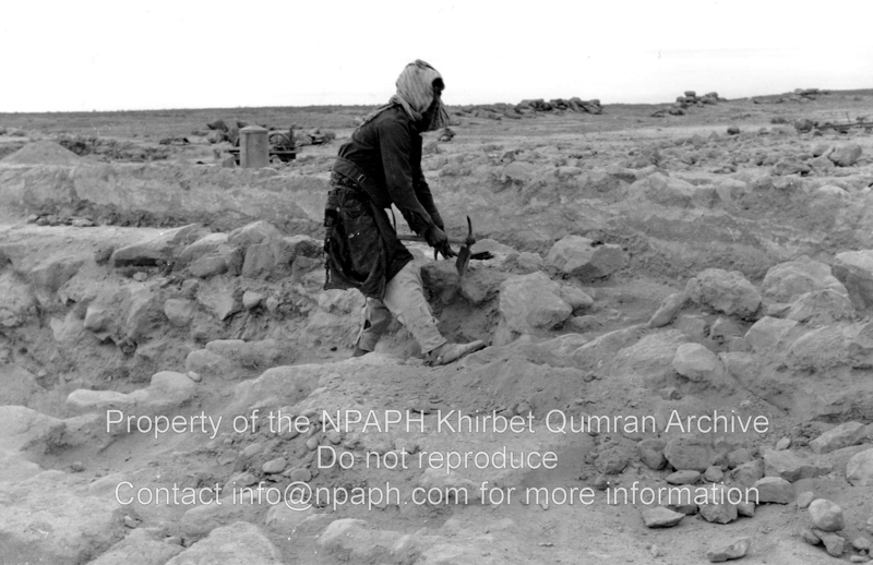 Bedouin man working in L.54-55 (21 March 1954; ID: cBoerpQumran12.17; Source: photo; Depository: NPAPH; Creator(s): Leo Boer)