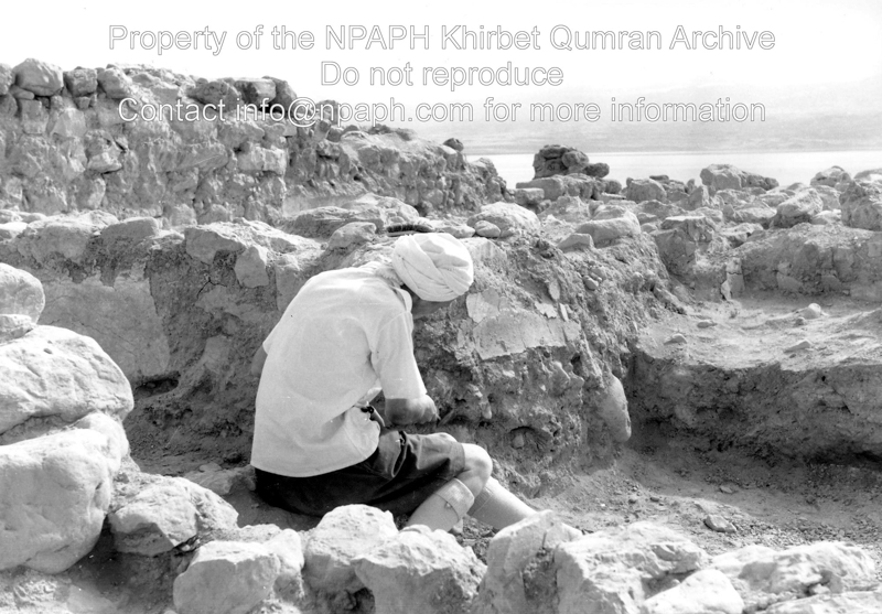 The man would appear to be sitting in L.6, number written on the plaster to the right of his face. However, the visible remains do not match this location at all (21 March 1954; ID: cBoerpQumran12.18; Source: photo; Depository: NPAPH; Creator(s): Leo Boer