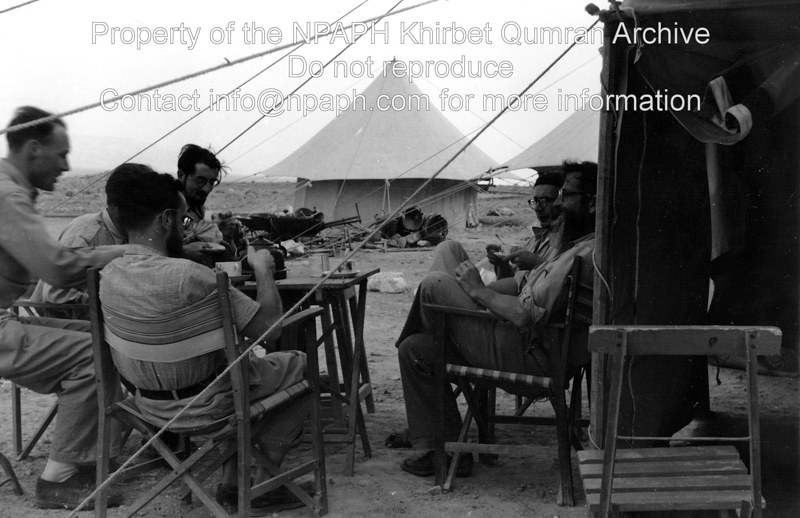 Tea break. From right to left: Roland de Vaux; Józef Tadeusz Milik; Ernest-Marie Laperrousaz (?); unknown; unknown and Leo Boer (25 March 1954; ID: cBoerpQumran12.23; Source: photo; Depository: NPAPH; Creator(s): Leo Boer)