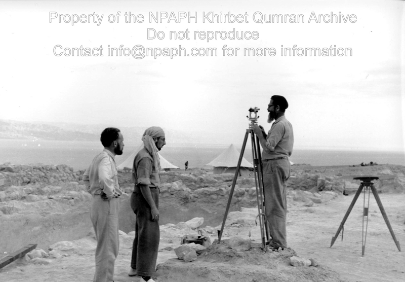 Roland de Vaux, accompanied by two students of the Ecole Biblique, is surveying at L.96 (25 March 1954; ID: cBoerpQumran12.24; Source: photo; Depository: NPAPH; Creator(s): Leo Boer)
