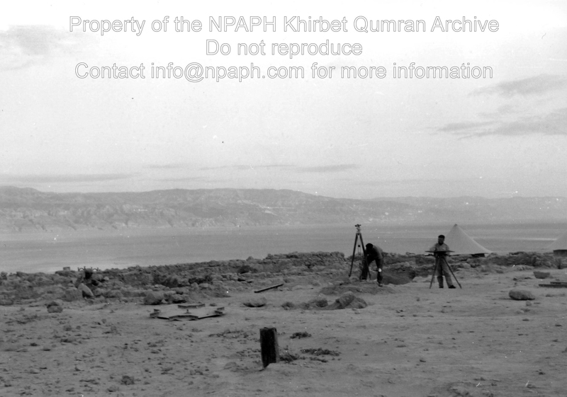De Vaux and a colleague are surveying L.96 (25 March 1954; ID: cBoerpQumran12.25; Source: photo; Depository: NPAPH; Creator(s): Leo Boer)