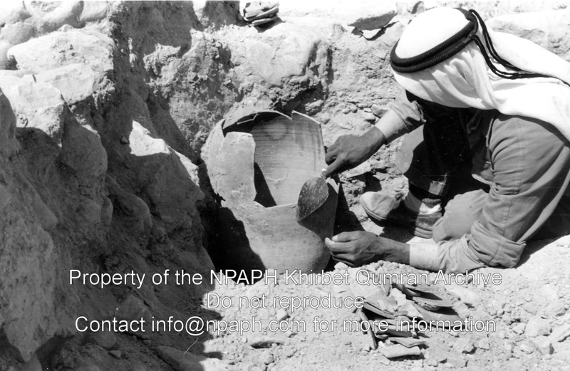 Bedouin man uncovering a vessel. Field Notes of de Vaux make clear that there was activity at L.91, 93, and 94 that day (21 March 1954; ID: cBoerpQumran12.07; Creator(s): Leo Boer)