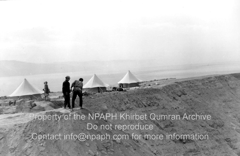 Throwing away debris coming from inter alia L.91 en 93 (see caption photo cBoerpQumran12.16) down the ravine (21 March 1954; ID: cBoerpQumran12.09; Source: photograph; Depository: NPAPH-project; Creator(s): Leo Boer)