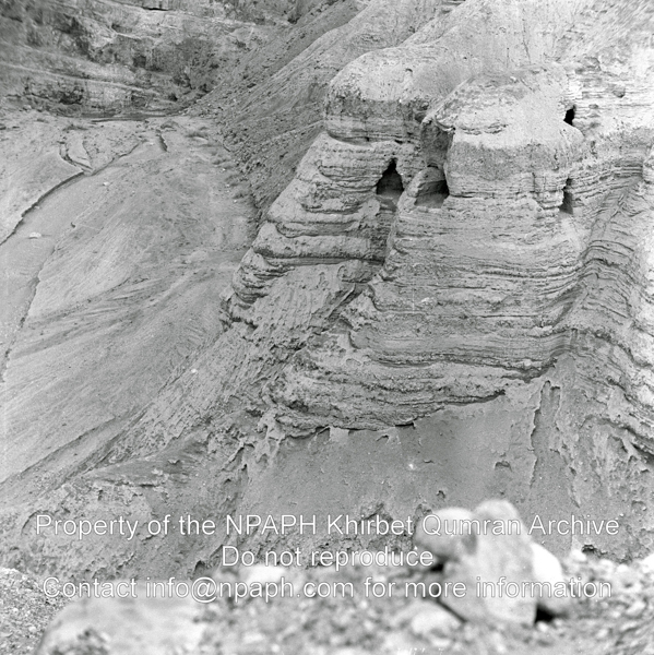 Cave 4Qa and b from the same location (31 Dec 1953; ID: cPennartspQumran12; Source: photo; Depository: NPAPH; Creator(s): Peter Pennarts)
