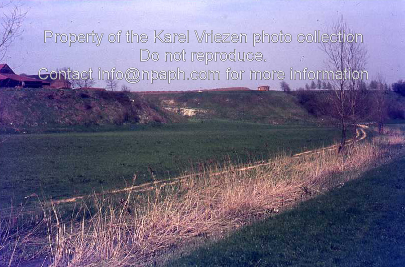 Excavation of a Linear Band Ware settlement in Hienheim, Germany, by Prof. P.J.R. Modderman. The site is visible at the background (April 1970; ID: cVriezenpHien001; Source: slide; Repository: NPAPH; Creator: K. Vriezen)