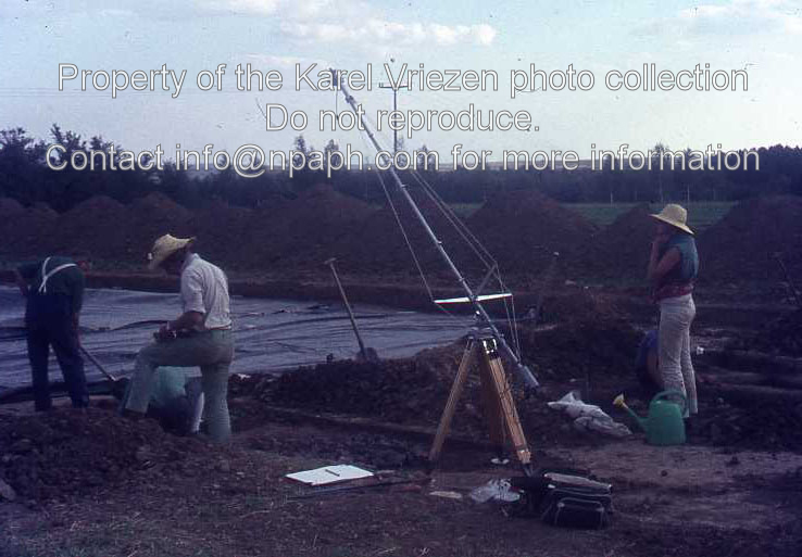 Students P. van der Velde (middle) and M. de Groot (right) working at the excavation of a Linear Band Ware settlement in Hienheim (April 1970; ID: cVriezenpHien014; Source: slide; Repository: NPAPH; Creator: K. Vriezen)