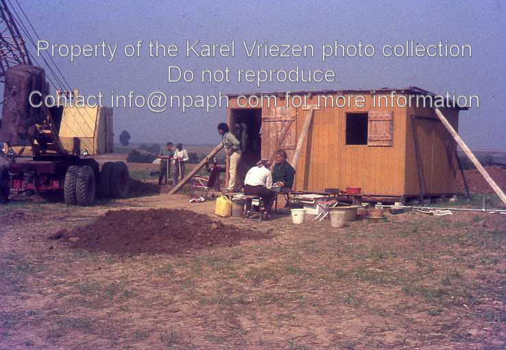 Students C. Bakels (middle, green blouse) and De Bouvrie (middle, white blouse) working at the excavation of a Linear Band Ware settlement in Hienheim (April 1970; ID: cVriezenpHien015; Source: slide; Repository: NPAPH; Creator: K. Vriezen)