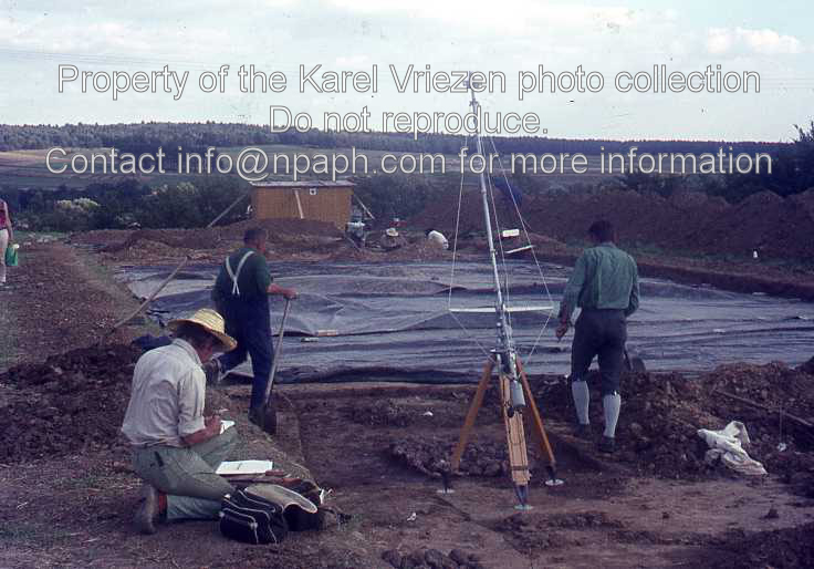 Student P. van der Velde (left) at the excavation of a Linear Band Ware settlement in Hienheim (April 1970; ID: cVriezenpHien017; Source: slide; Repository: NPAPH; Creator: K. Vriezen)