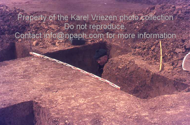 Excavation of a Linear Band Ware settlement in Hienheim, Germany, by Prof. P.J.R. Modderman (April 1970; ID: cVriezenpHien019; Source: slide; Repository: NPAPH; Creator: K. Vriezen)