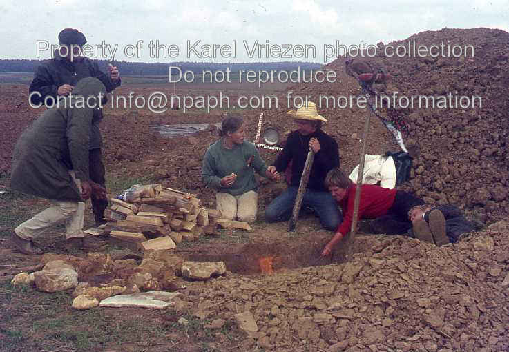 Student P. van der Velde (with hat) at the excavation of a Linear Band Ware settlement in Hienheim (April 1970; ID: cVriezenpHien020; Source: slide; Repository: NPAPH; Creator: K. Vriezen)