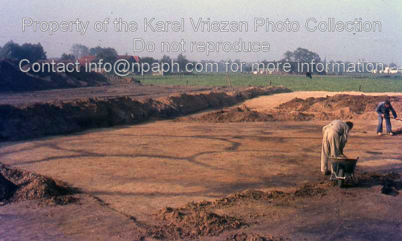 Excavation of a Late Bronze Age settlement and grave field in “Laag Spul” (Hilvarenbeek) by K. Vriezen/G.J. Verwers (Institute of Prehistory of Leiden University) (Sep-Oct 1969; ID: cVriezenpHil001; Source: slide; Repository: NPAPH; Creator: K. Vriezen)