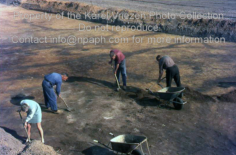 Excavation of a Late Bronze Age settlement and grave field in “Laag Spul” (Hilvarenbeek) by K. Vriezen/G.J. Verwers (Institute of Prehistory of Leiden University) (Sep-Oct 1969; ID: cVriezenpHil004; Source: slide; Repository: NPAPH; Creator: K. Vriezen)